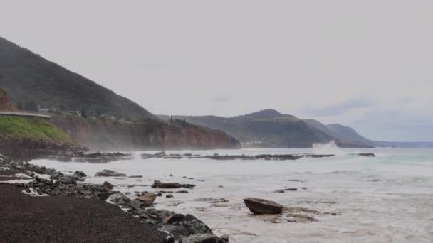 Κύματα Που Κυλούν Στα Βράχια Κατά Μήκος Της Νότιας Ακτής — Αρχείο Βίντεο