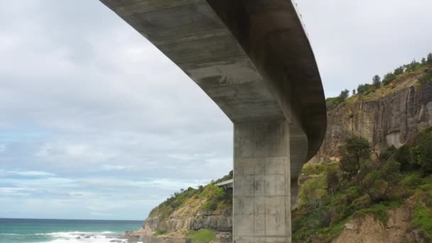 Drone Συρόμενη Κάτω Από Μια Μεγάλη Κυρτή Γέφυρα Sea Cliff — Αρχείο Βίντεο