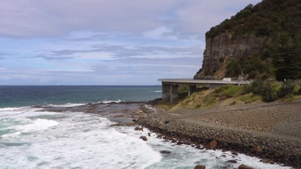 Een Vrachtwagen Rijdt Langs Een Kronkelende Brug Naast Oceaan Australië — Stockvideo