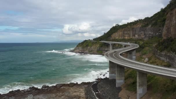 Drone Auto Rijden Langs Kronkelende Sea Cliff Bridge Australië — Stockvideo