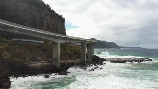 Drone Vliegt Langs Sea Cliff Bridge Langs Kust Australië — Stockvideo