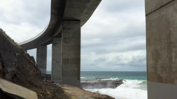 Drone Vliegt Tussen Pilaren Onder Sea Cliff Bridge Australië — Stockvideo