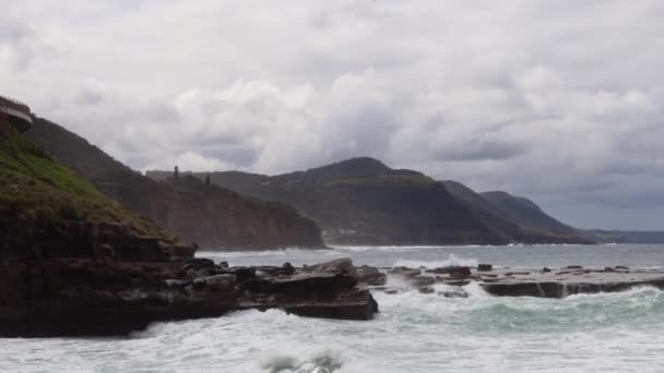 Avustralya Nın Güney Kıyısında Dalgalar Kıyıya Vuruyor — Stok video