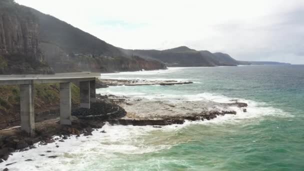 Drone Voando Redor Sea Cliff Bridge Revelando Carros Dirigindo Longo — Vídeo de Stock