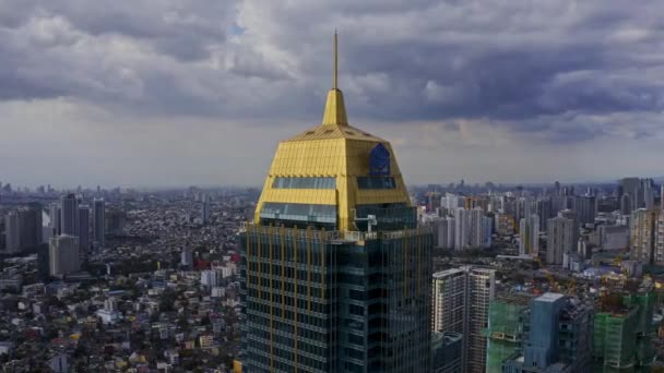 Plano Panorámico Una Torre Dorada Ciudad — Vídeo de stock