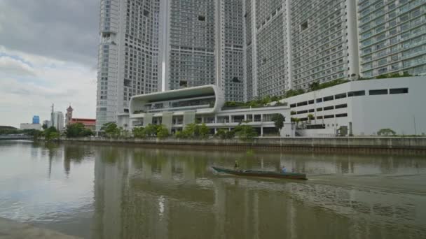 Barco Pesca Río Pasig Con Acqua Condominium Fondo — Vídeo de stock