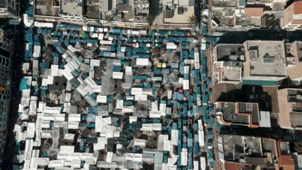 Überfüllte Verkaufsstände Der Plaza Ponchos Der Stadt Otavalo Ecuador Tilt — Stockvideo