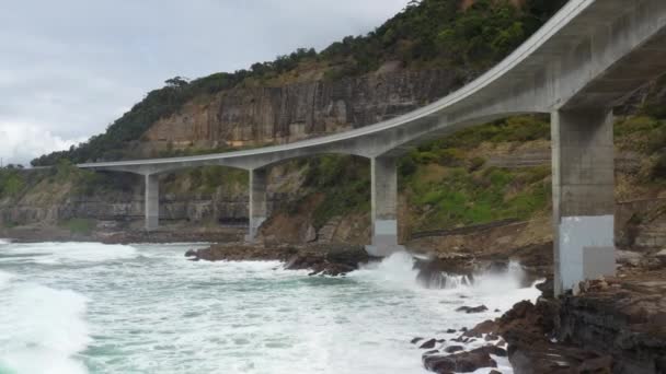 Drone Πετούν Γύρω Από Γέφυρα Sea Cliff Μια Θυελλώδη Ημέρα — Αρχείο Βίντεο