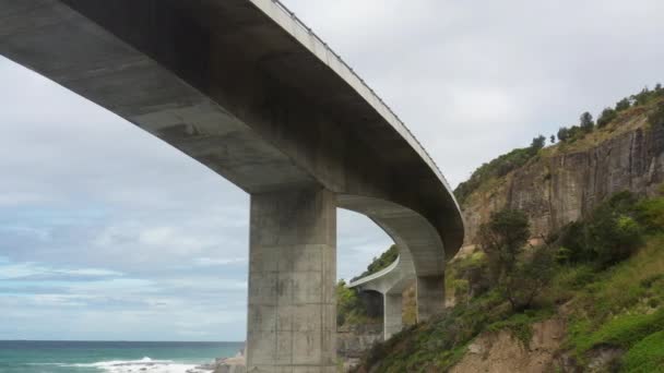 Drone Schuift Naar Links Onder Een Grote Kronkelbrug Australië — Stockvideo