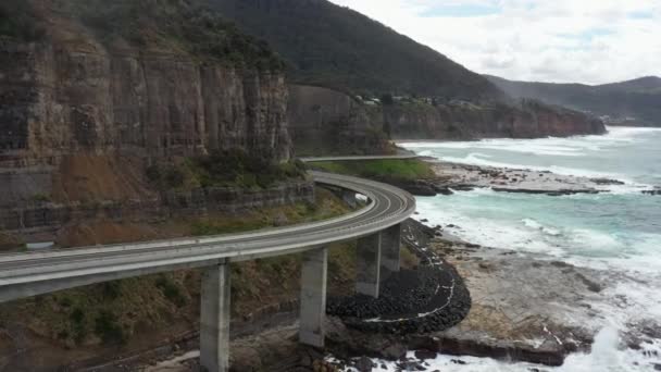 在澳大利亚弯曲的海崖桥周围飞行的无人机 — 图库视频影像