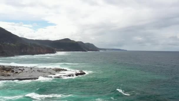 Drone Voando Sobre Oceano Até Costa Perto Sydney Austrália — Vídeo de Stock