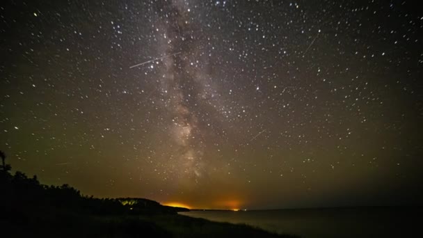 Yıldızlı Gece Boyunca Yıldızların Hareketlerinin Zamanı Samanyolu Sahil Boyunca Geçiyor — Stok video