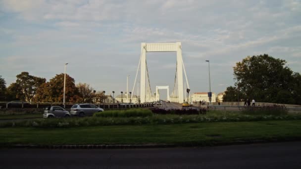 Vehículos Que Salen Llegan Desde Plaza Dbrentei Través Del Puente — Vídeos de Stock