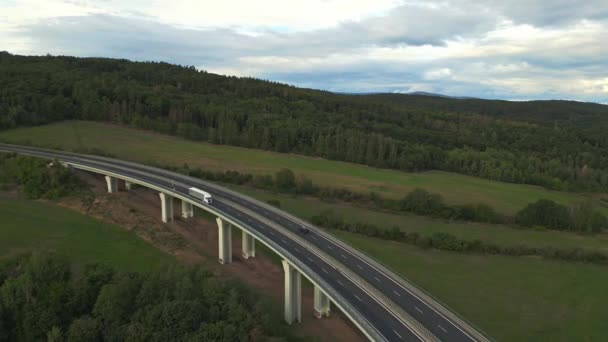 Zdjęcie Drona Nowoczesnego Czteropasmowego Mostu Górach Ułatwianie Transportu Towarów Dron — Wideo stockowe