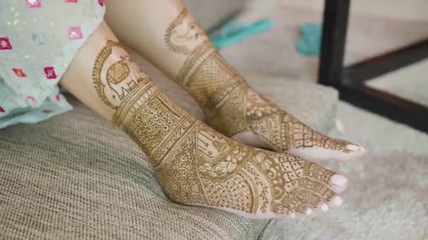 Mehndi Art Bride Legs Indian Wedding Primer Plano — Vídeos de Stock