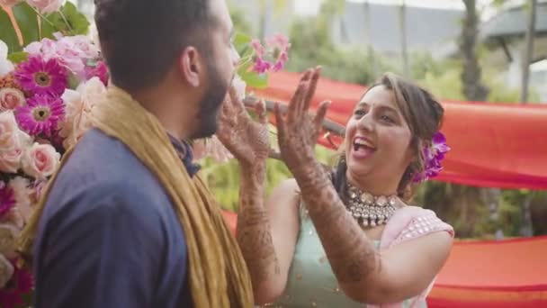 在他们的婚前庆祝活动中 一对快乐的夫妇在Mehndi婚宴上的画像 — 图库视频影像