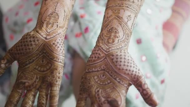 Mehndi Konst Tillämpas Båda Händerna Bruden För Traditionella Indiska Bröllop — Stockvideo