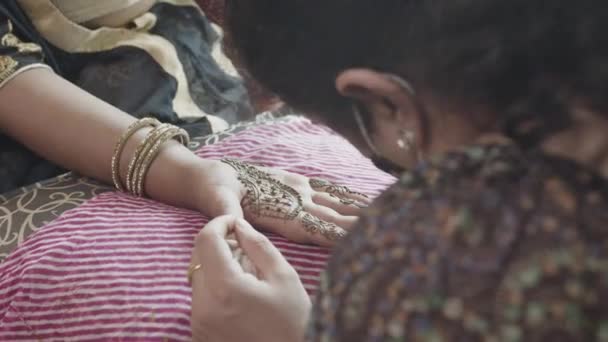 Artista Aplicando Mehndi Tatuaje Las Novias Mano Para Boda Tradicional — Vídeos de Stock