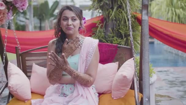 Atraktivní Indické Dívka Ukazuje Její Mehndi Během Svatební Oslavy Indii — Stock video