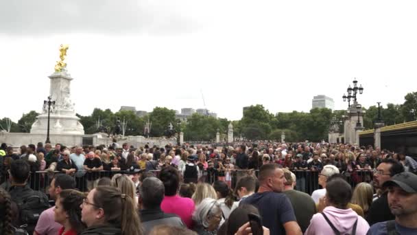 Menigten Mensen Verzamelen Zich Voor Buckingham Palace Rouwend Betuigen Hun — Stockvideo