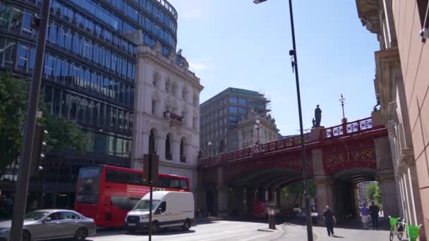 Farringdon Londen Verenigd Koninkrijk Augustus 2022 Twee Rode Bussen Rijden — Stockvideo