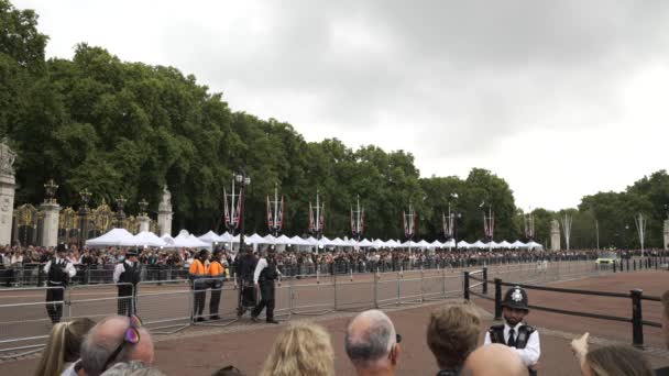 在英国伦敦伊丽莎白女王去世后 加强了白金汉宫外的安保 并为新闻广播员搭建了白色帐篷 以提供媒体报道和更新 — 图库视频影像