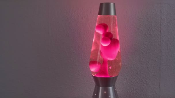 Několik Teplých Červených Bublin Stoupá Klesá Retro Lávové Lampě Před — Stock video