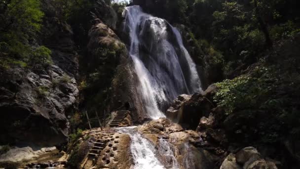 Hoher Wasserfall Mit Leiter Und Treppe Zum Aufstieg Hinter Den — Stockvideo