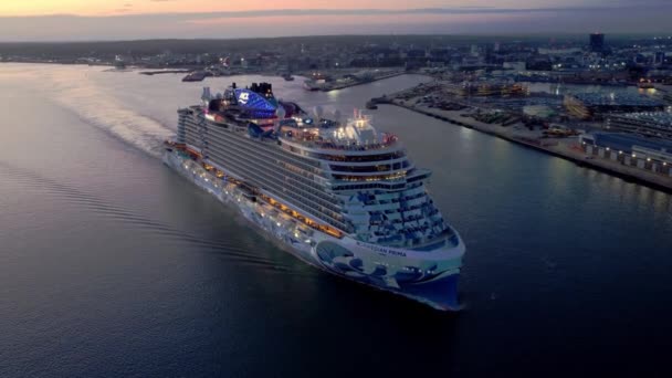 Noors Prima Cruiseschip Verlaat Southampton — Stockvideo