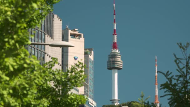 Close Zicht Seoul Tower Tegen Blauwe Lucht Van Stad Centrum — Stockvideo