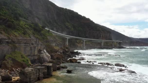 Drone Vliegen Weg Van Sea Cliff Bridge Een Stormachtige Dag — Stockvideo