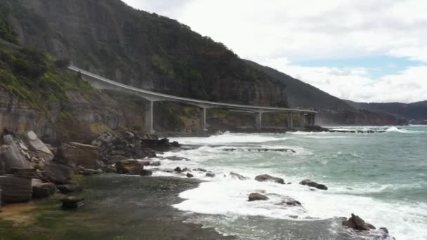 Drone Voando Direção Sea Cliff Bridge Dia Tempestuoso Austrália — Vídeo de Stock