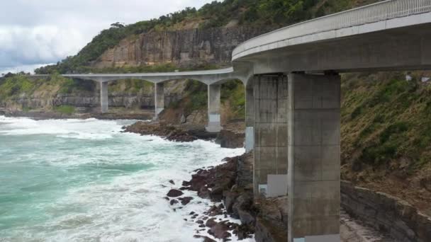 Drone Voando Lentamente Longo Ponte Penhasco Mar Como Carros Dirigem — Vídeo de Stock