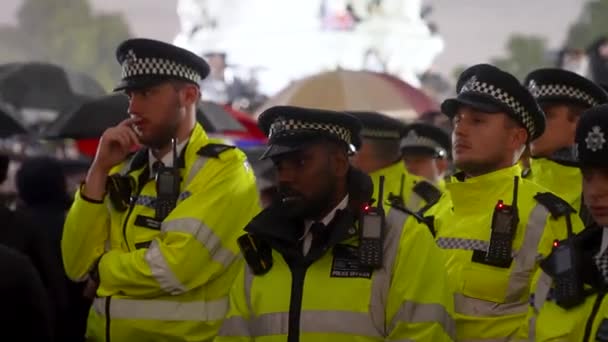 英国伦敦白金汉宫 2022年9月8日 都会警察排队 准备在女王驾崩后在王宫外组织人群控制 — 图库视频影像