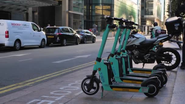 London Canary Wharf Aug 2022 Row Electric Scooters Wait Use — Stock Video