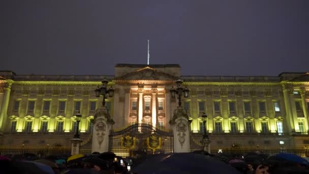 バッキンガム宮殿 ロンドン イギリス 2022年9月8日 エリザベス2世の死を機に 宮殿やヴィクトリア記念館の外に人々が集まります — ストック動画