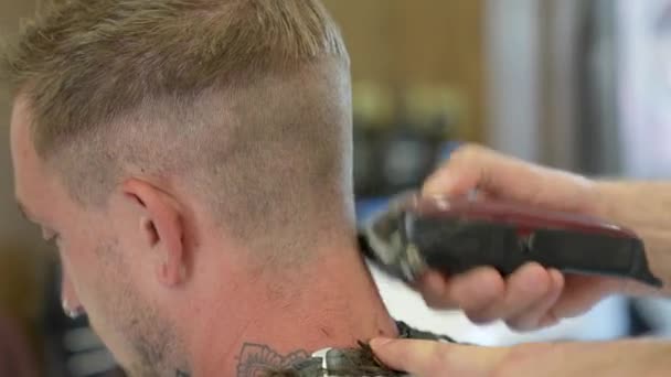 Barbeiro Fazendo Zumbido Perto Corte Para Jovens Homens Pescoço Linha — Vídeo de Stock