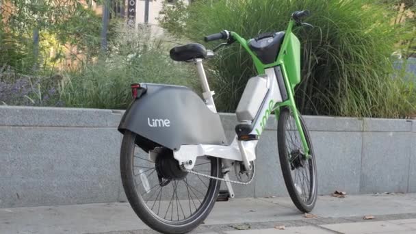 London Canary Wharf Aug 2022 Profile Shot Lime Electric Ebike — Stock Video