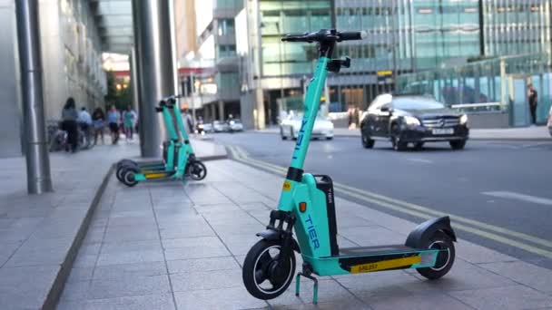 London Canary Wharf Aug 2022 Profile Establishing Shot Electric Scooter — Stock Video