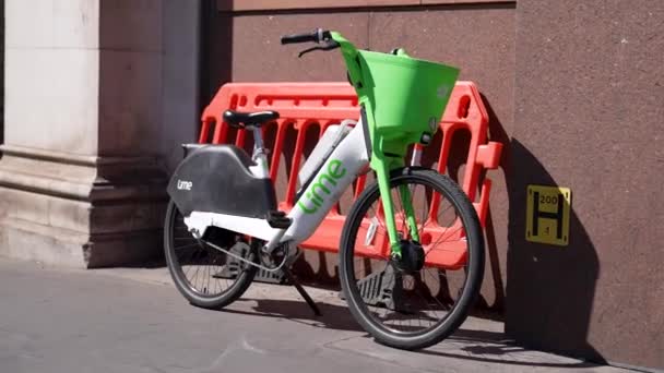 London Farringdon Aug 2022 Limetten Fahrradständer Hauswand Warten Auf Einsatz — Stockvideo