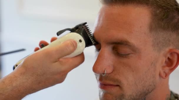 Close Profile Shot Young Man Getting His Eyebrow Hair Trimmed — Vídeo de Stock