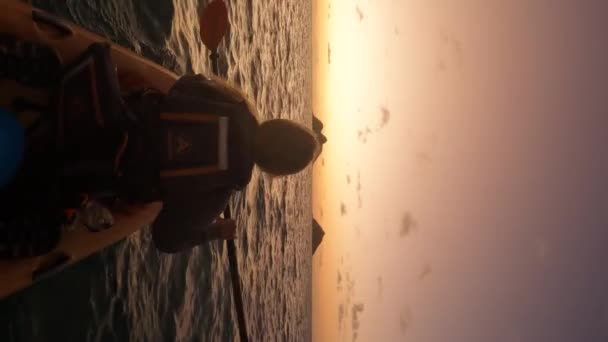 Smalle Achteraanzicht Van Meisje Kajakken Zee Naar Zonsondergang Slow Motion — Stockvideo