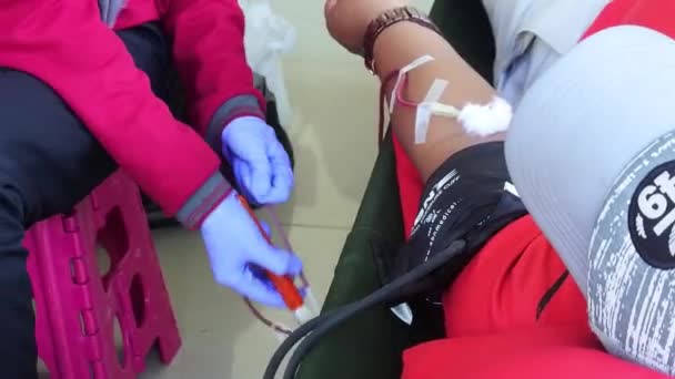 Blodgivare Central Java Indonesien Läkarna Tar Blod Från Frivilliga Bloddonationer — Stockvideo