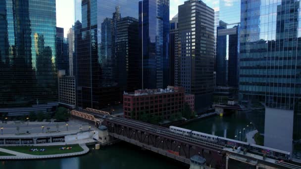 Поезда Метро Проходящие Над Чикаго Ривер Highrise Drone City Scene — стоковое видео