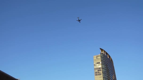 Londres Inglaterra Canary Wharf Aug 2022 Avião Faz Seu Caminho — Vídeo de Stock