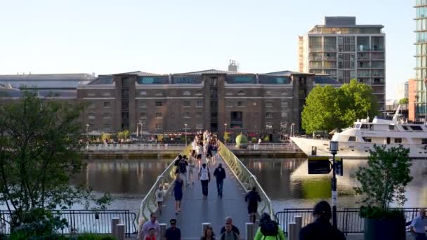 London England Canary Wharf Aug 2022 Blick Auf Die Fußgängerbrücke — Stockvideo