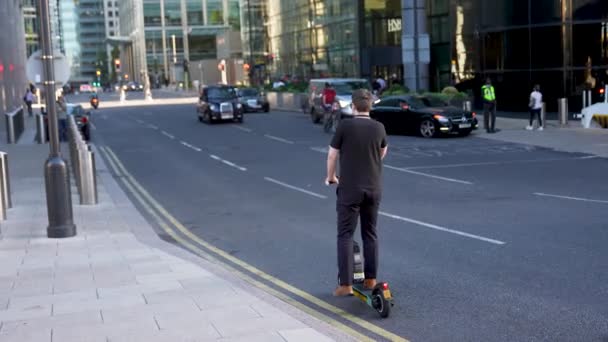 London Canary Wharf Aug 2022 Jongeman Rijdt Mee Elektrische Scooter — Stockvideo