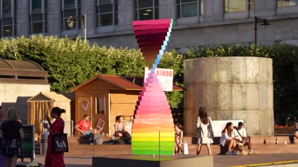 Canary Wharf Londra Anglia Iunie 2022 Sculptură Tribut Mândrie Rotind — Videoclip de stoc