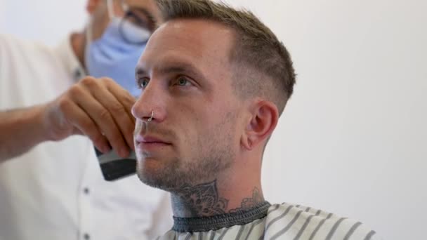 Friseur Schneidet Jungen Kaukasiern Die Haare Mit Professionellen Werkzeugen — Stockvideo