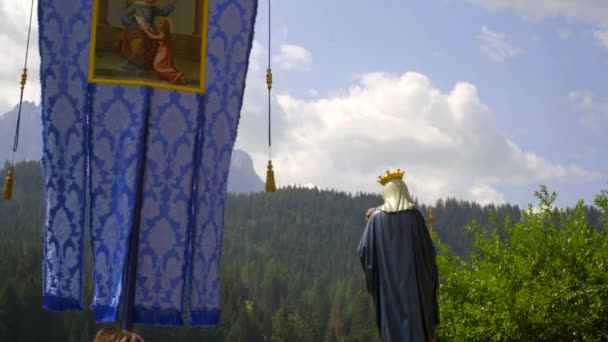 天主教游行期间 身穿传统Tirolean服装的妇女举着一面旗帜和一座圣母像 — 图库视频影像